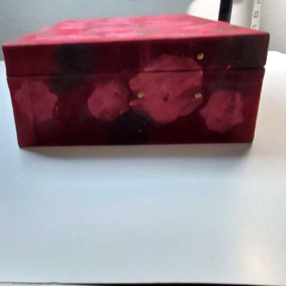 Hand-Painted Jewelry Box in Pink Roses and Green Leafs with a Brass knob - Picture 7 of 10